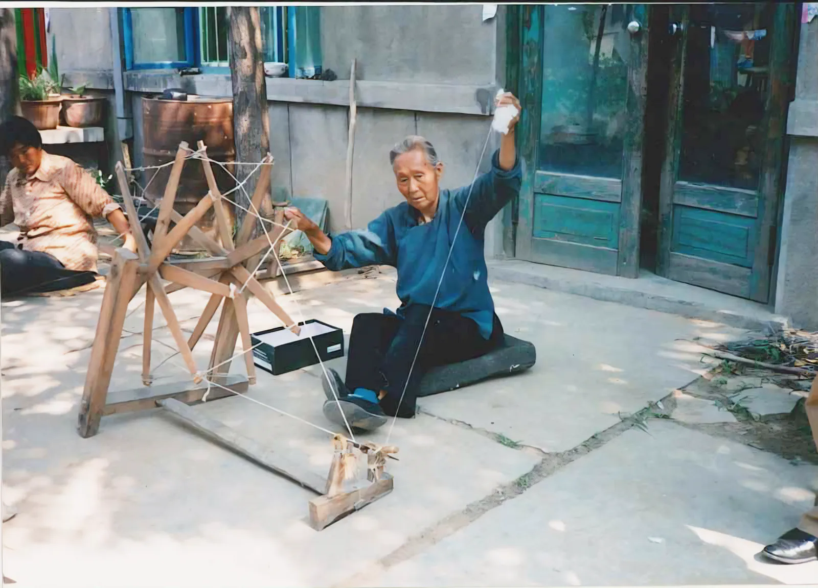 手紡ぎで綿糸をつくる職人の様子｜益久染織研究所