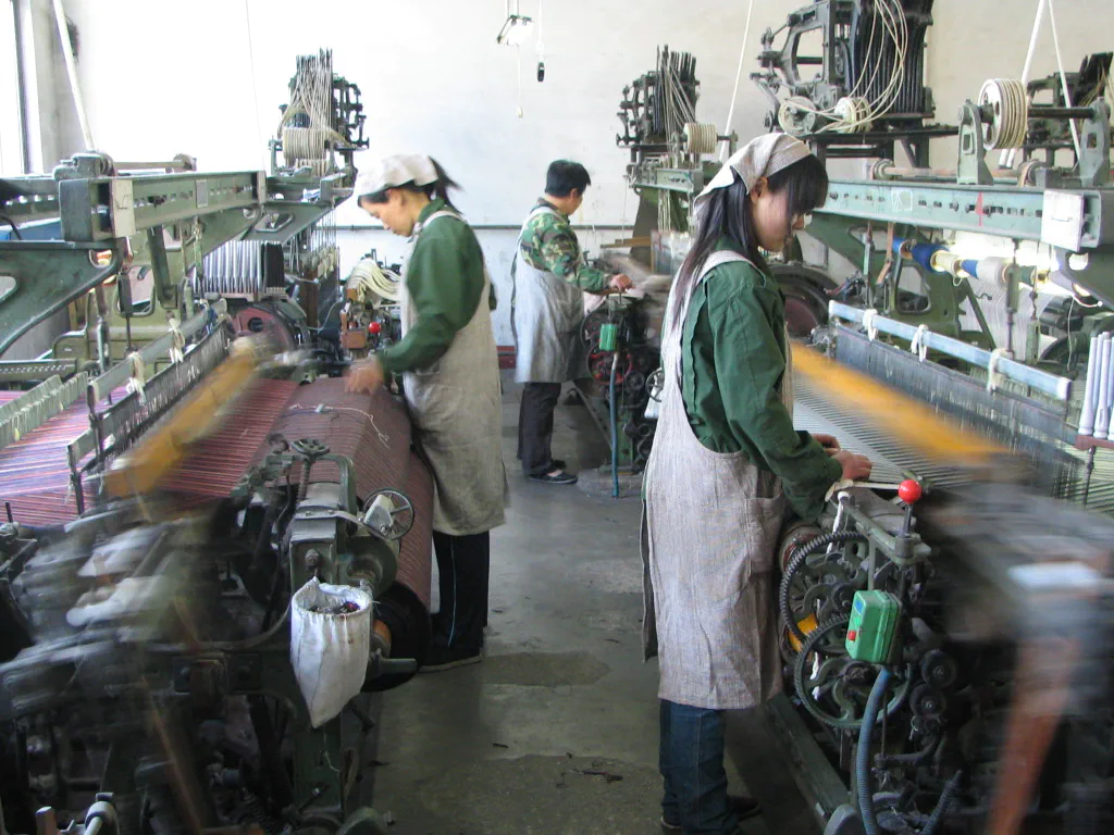 動力織機で和紡布を織る職人たちの作業風景｜益久染織研究所